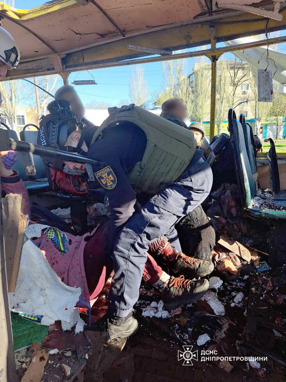 Смертельний удар по маршрутці у Нікополі: моторошні фото від ДСНС - рятувальники допомагали постраждалим Смертельний удар по маршрутці у Нікополі: моторошні фото від ДСНС - рятувальники допомагали постраждалим