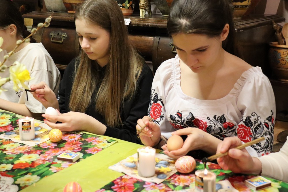 У музеї Покрова серед старовинних експонатів створювали писанки У музеї Покрова серед старовинних експонатів створювали писанки