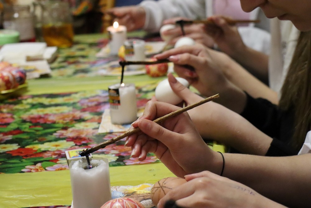 У музеї Покрова серед старовинних експонатів створювали писанки У музеї Покрова серед старовинних експонатів створювали писанки