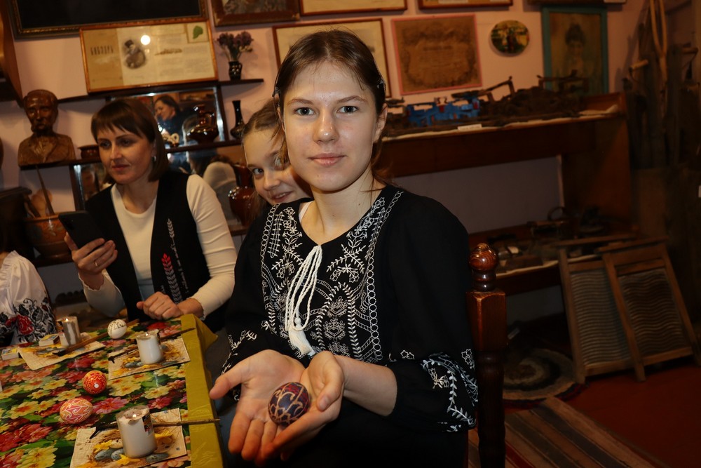 У музеї Покрова серед старовинних експонатів створювали писанки У музеї Покрова серед старовинних експонатів створювали писанки