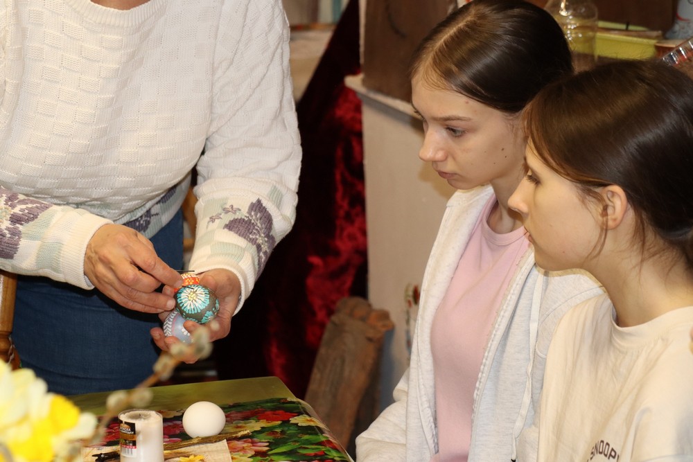 У музеї Покрова серед старовинних експонатів створювали писанки У музеї Покрова серед старовинних експонатів створювали писанки