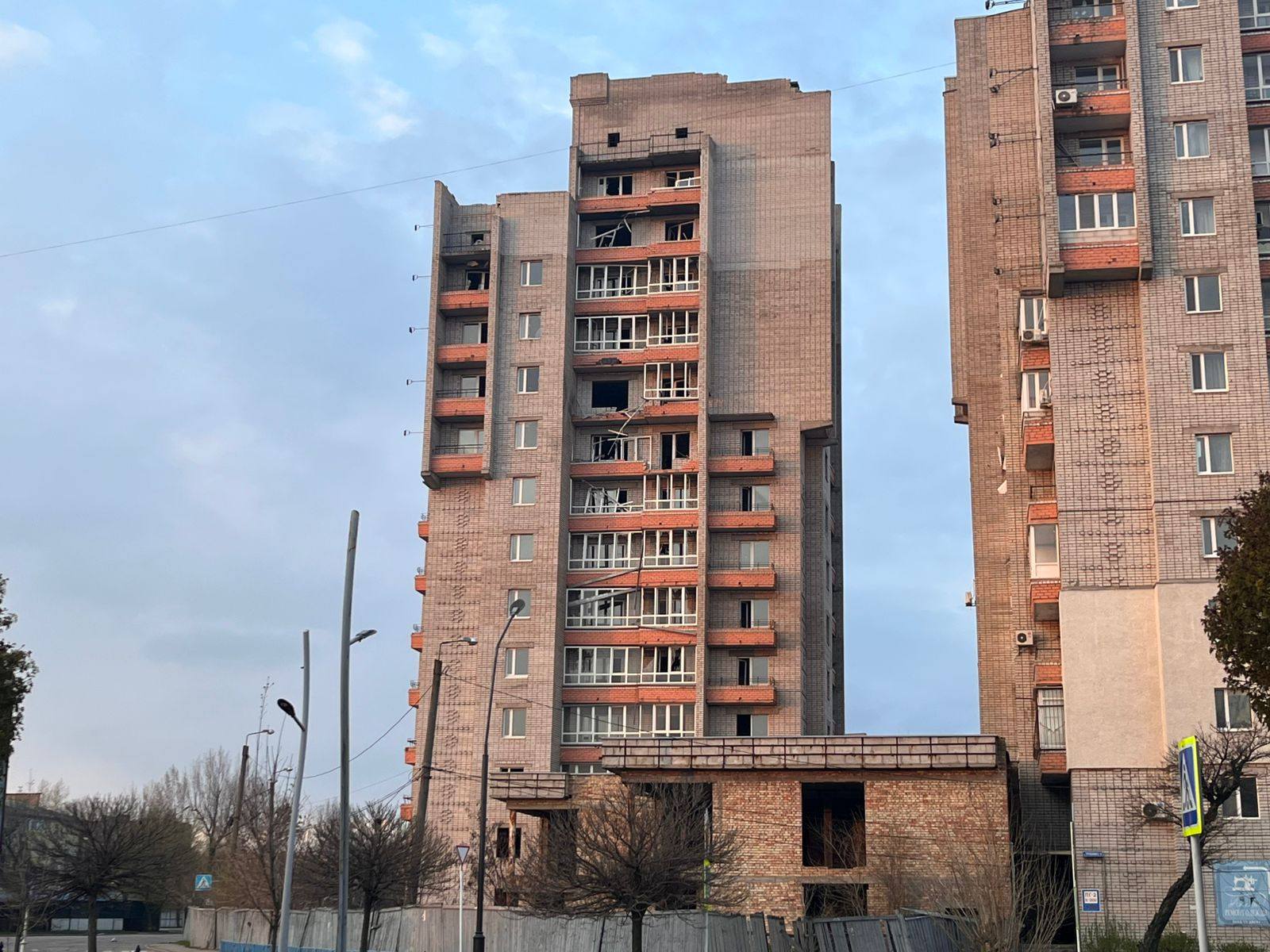 У Нікополі побито багатоповерхівки в центрі, під ударом ворога також були район і Синельниківщина (фото) У Нікополі побито багатоповерхівки в центрі, під ударом ворога також були район і Синельниківщина (фото)