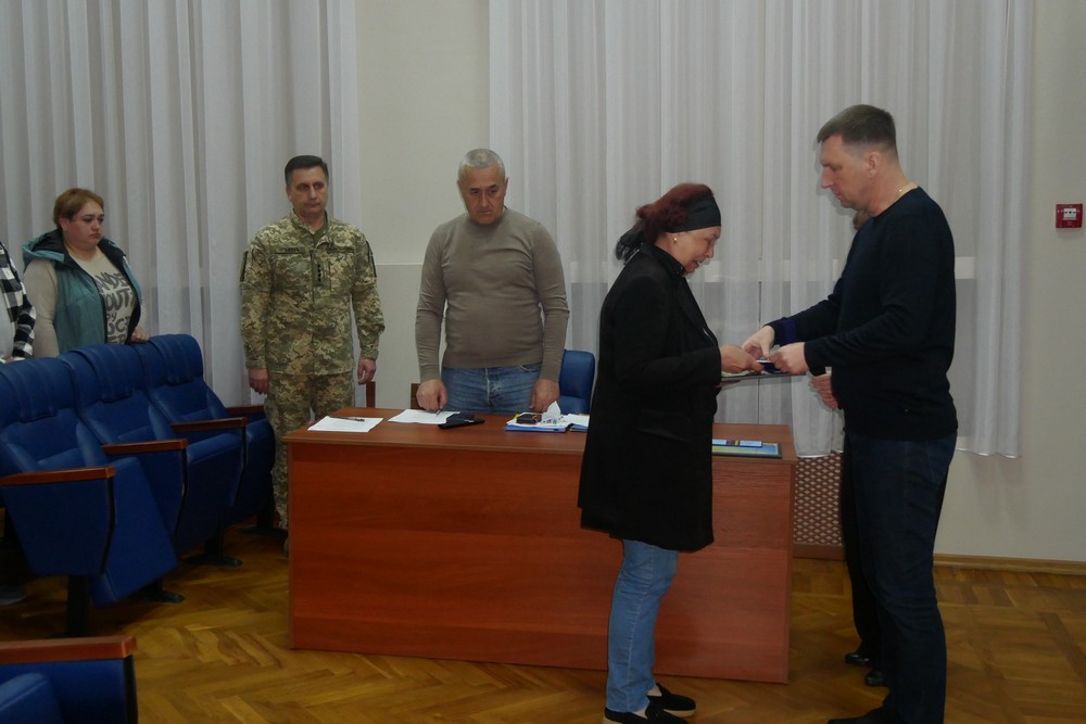 Вручили Захиснику відзнаку від Головкома і присвоїли звання почесних громадян трьом полеглим Героям: у Покрові відбулася сесія міської ради
