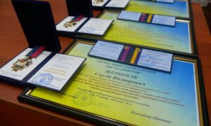 Вручили Захиснику відзнаку від Головкома і присвоїли звання почесних громадян трьом полеглим Героям: у Покрові відбулася сесія міської ради