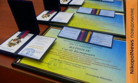 Вручили Захиснику відзнаку від Головкома і присвоїли звання почесних громадян трьом полеглим Героям: у Покрові відбулася сесія міської ради