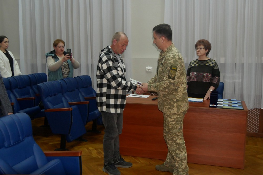Вручили Захиснику відзнаку від Головкома і присвоїли звання почесних громадян трьом полеглим Героям: у Покрові відбулася сесія міської ради