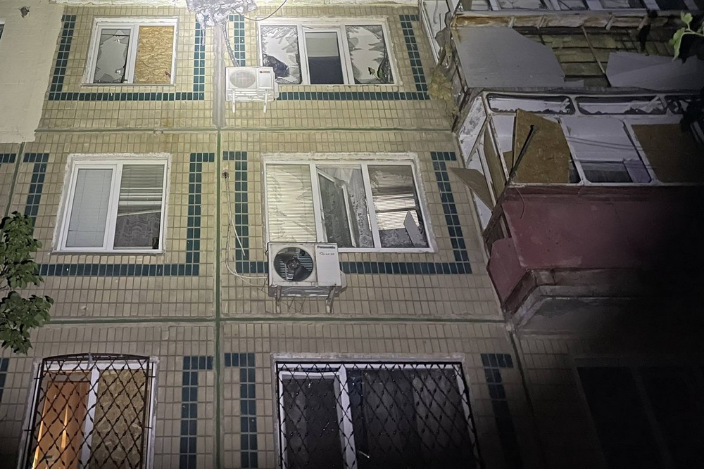 У Нікополі побито багатоповерхівки, двоє поранених у Дніпровському районі, пошкоджено транспортне підприємство у Дніпрі внаслідок ворожих атак