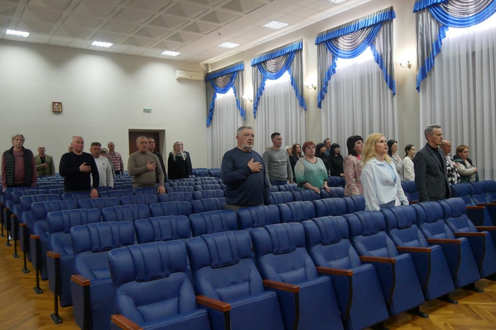 Вручили Захиснику відзнаку від Головкома і присвоїли звання почесних громадян трьом полеглим Героям: у Покрові відбулася сесія міської ради