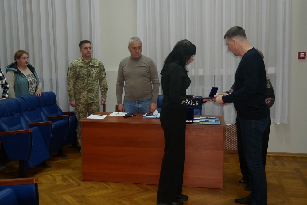 Вручили Захиснику відзнаку від Головкома і присвоїли звання почесних громадян трьом полеглим Героям: у Покрові відбулася сесія міської ради