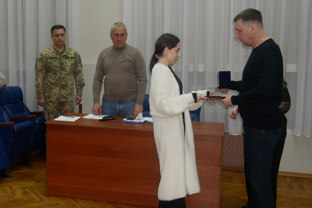Вручили Захиснику відзнаку від Головкома і присвоїли звання почесних громадян трьом полеглим Героям: у Покрові відбулася сесія міської ради