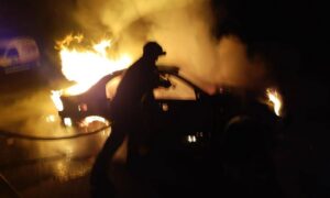 У Нікополі згоріло авто, в районі побито підприємство, також ворог вранці атакував Дніпро – сталися пожежі (фото)