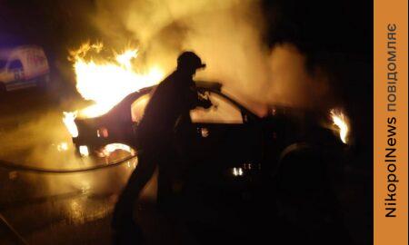 У Нікополі згоріло авто, в районі побито підприємство, також ворог вранці атакував Дніпро – сталися пожежі (фото)