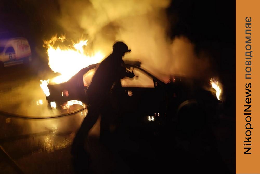 У Нікополі згоріло авто, в районі побито підприємство, також ворог вранці атакував Дніпро – сталися пожежі (фото)