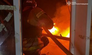 У Нікополі зайнявся двоповерховий будинок, 6 поранених в області – ДСНС показали фото наслідків ворожих атак