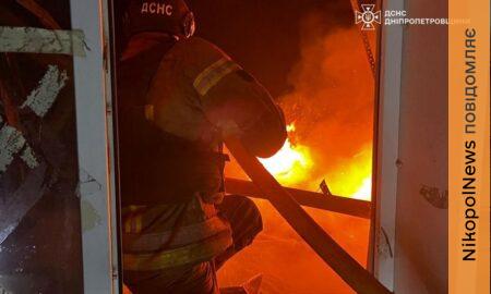 У Нікополі зайнявся двоповерховий будинок, 6 поранених в області – ДСНС показали фото наслідків ворожих атак