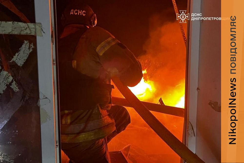 У Нікополі зайнявся двоповерховий будинок, 6 поранених в області – ДСНС показали фото наслідків ворожих атак