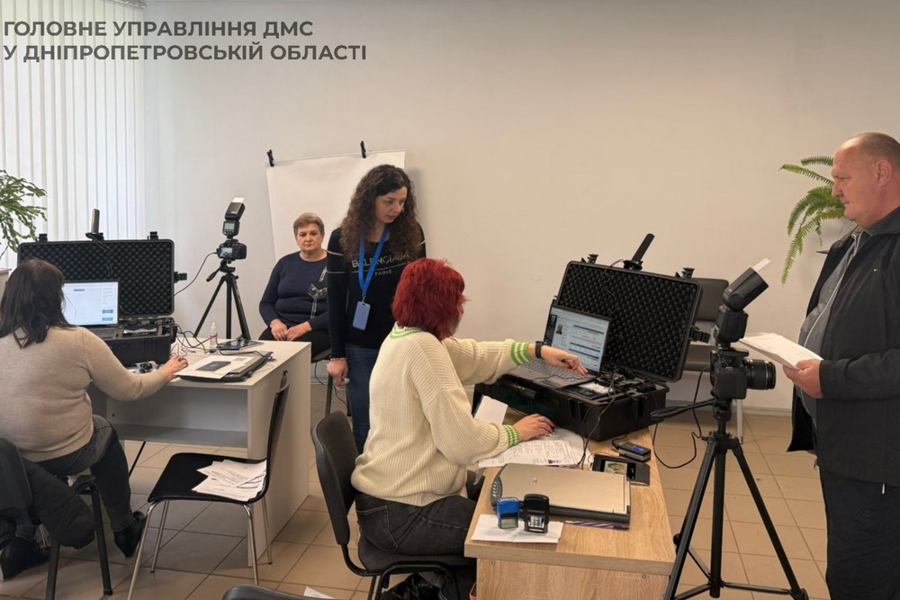 Мобільна група ДМС завітала до села на Нікопольщині. Мешканці змогли отримати важливі послуги. Розповідаємо про це.