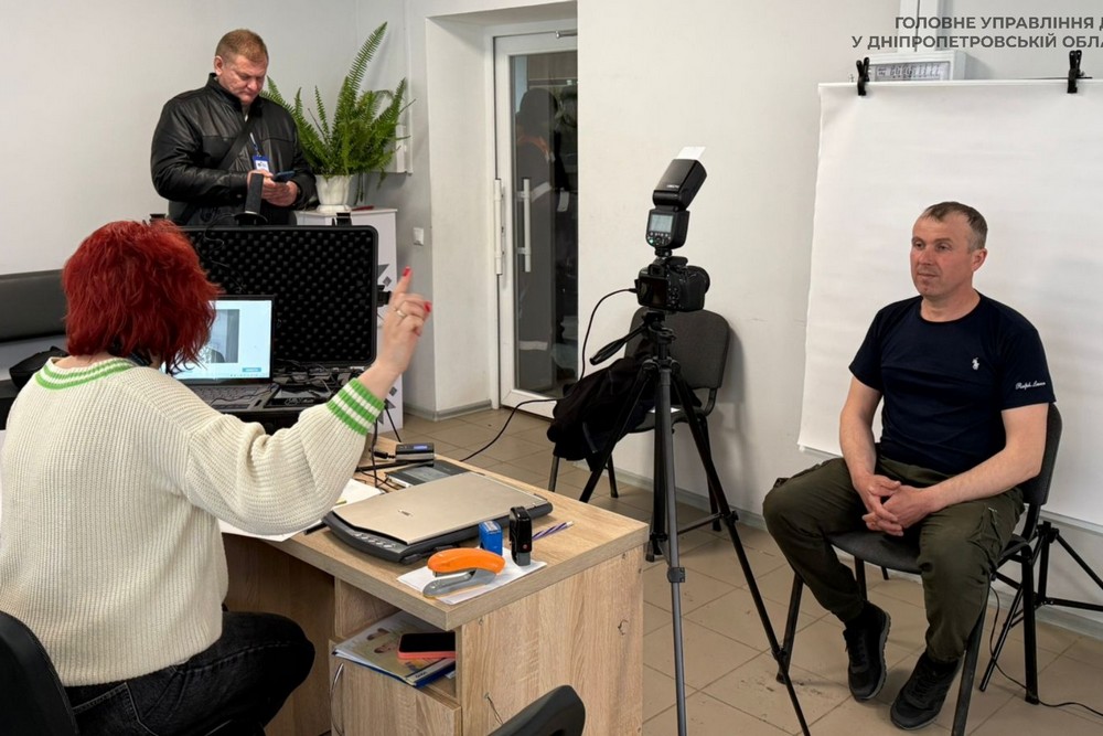 Мобільна група ДМС завітала до села на Нікопольщині. Мешканці змогли отримати важливі послуги. Розповідаємо про це.