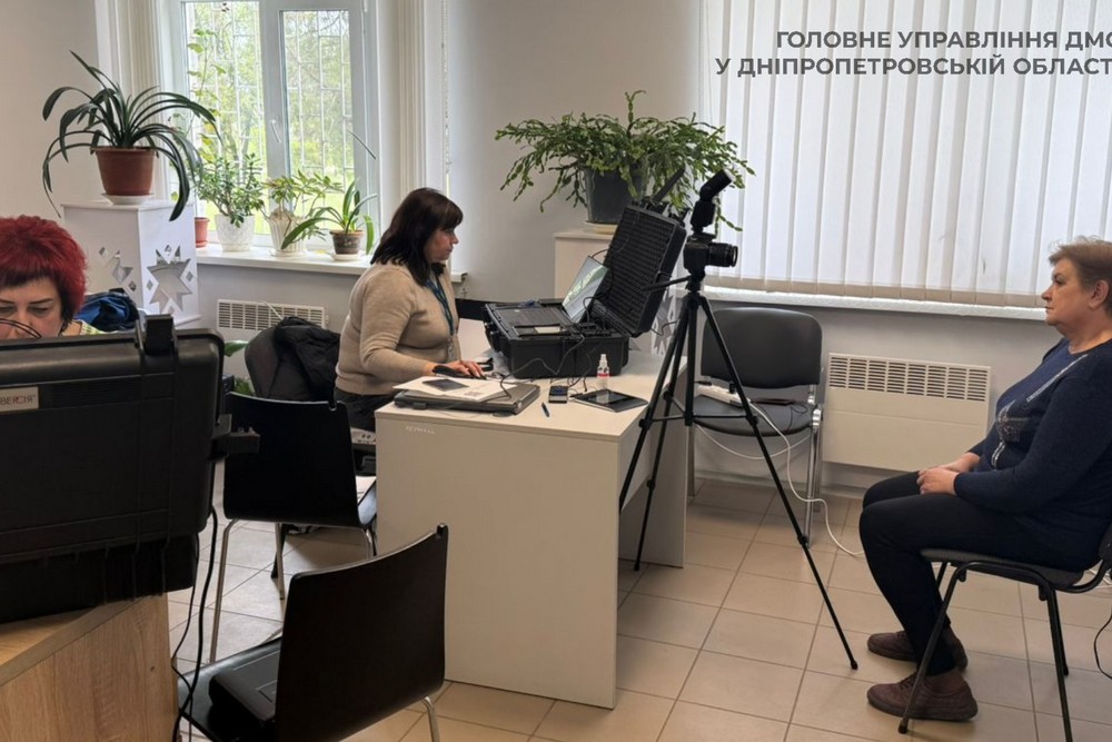 Мобільна група ДМС завітала до села на Нікопольщині. Мешканці змогли отримати важливі послуги. Розповідаємо про це.