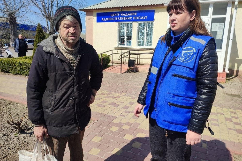 «Тепер я піду в магазин та нарешті куплю собі щось смачненьке»:на Нікопольщині допомогли чоловіку з інвалідністю, який залишився сам після смерті мами