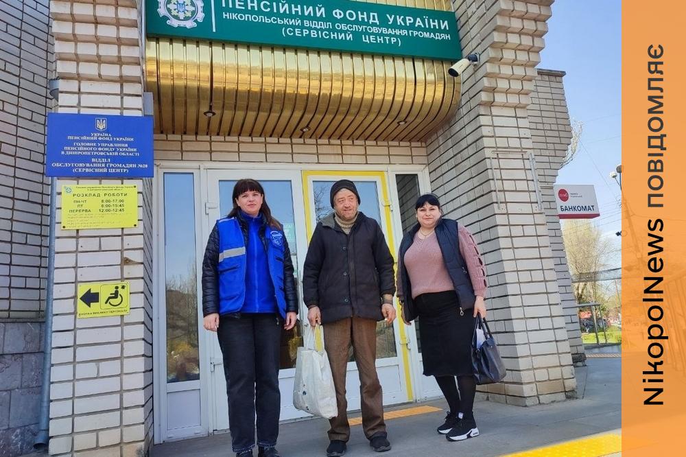 «Тепер я піду в магазин та нарешті куплю собі щось смачненьке»:на Нікопольщині допомогли чоловіку з інвалідністю, який залишився сам після смерті мами