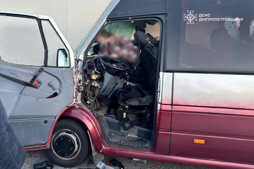 Смертельна ДТП з маршруткою біля Дніпра сталася 28 квітня вранці. Автобус з пасажирами врізався у вантажівку.