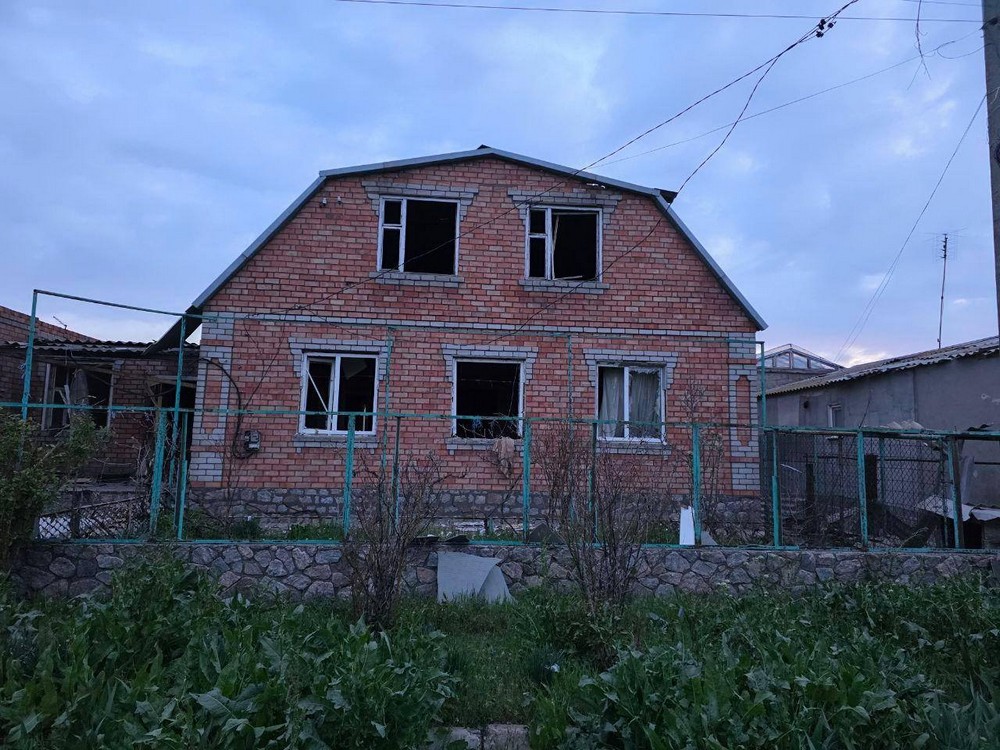 Спалахнули АЗС і будівля, побито будинки: Нікополь і район знову були під ворожим вогнем