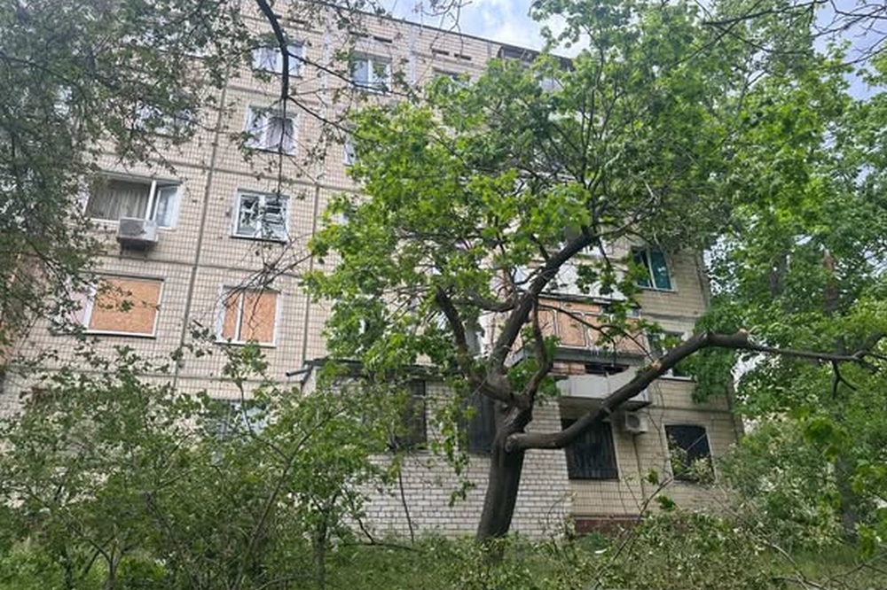 Понівечено 7 багатоповерхівок і поранено двох людей: у Нікополі надали допомогу постраждалим мешканцям (фото)