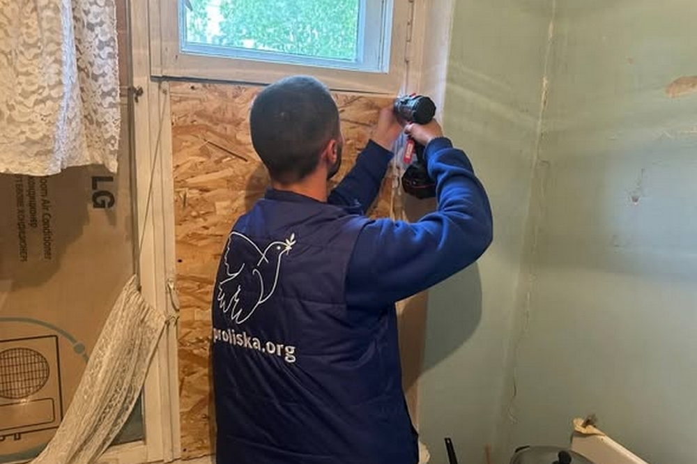 Понівечено 7 багатоповерхівок і поранено двох людей: у Нікополі надали допомогу постраждалим мешканцям (фото)