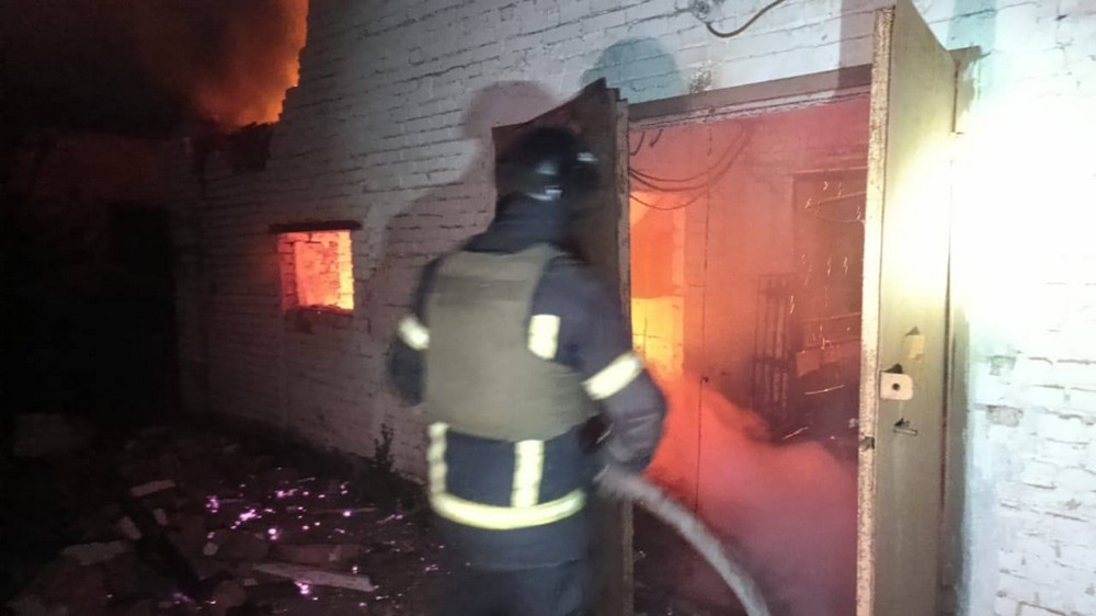Спалахнули АЗС і будівля, побито будинки: Нікополь і район знову були під ворожим вогнем