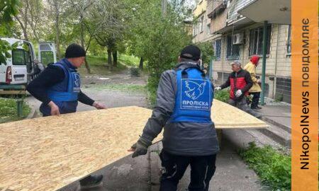 Понівечено 7 багатоповерхівок і поранено двох людей: у Нікополі надали допомогу постраждалим мешканцям (фото)