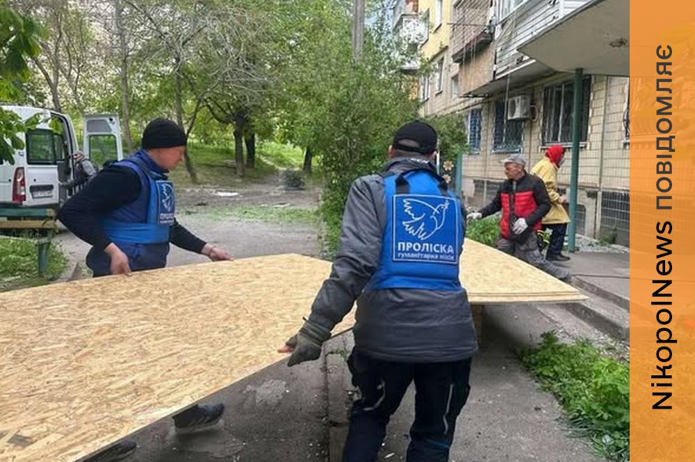 Понівечено 7 багатоповерхівок і поранено двох людей: у Нікополі надали допомогу постраждалим мешканцям (фото)