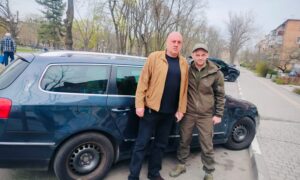 Благодійники з Нікополя передали ще одне авто ЗСУ