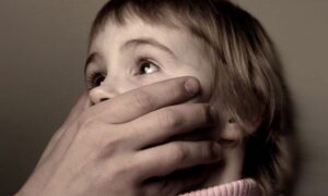 Силоміць затягнув у майстерню двох маленьких дівчаток і здійснював розпусні дії: на Дніпропетровщині судили педофіла