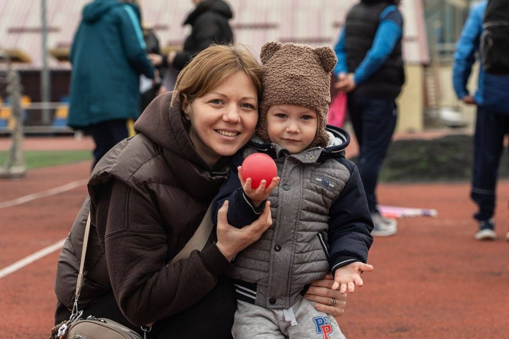 На Дніпропетровщині підтримують дітей евакуйованих з прифронтової громади: спортивне свято та екскурсії 