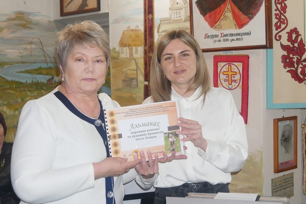 «Жіноча вітальня» у Покрові об’єднала театр, лялькарство та творчі історії