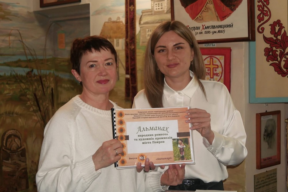 «Жіноча вітальня» у Покрові об’єднала театр, лялькарство та творчі історії