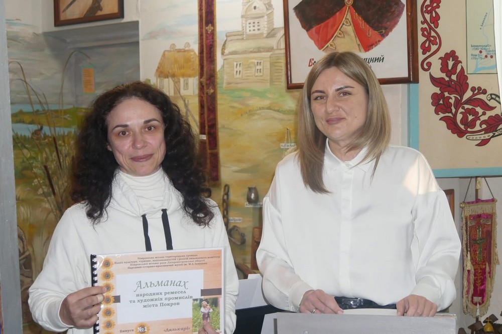 «Жіноча вітальня» у Покрові об’єднала театр, лялькарство та творчі історії