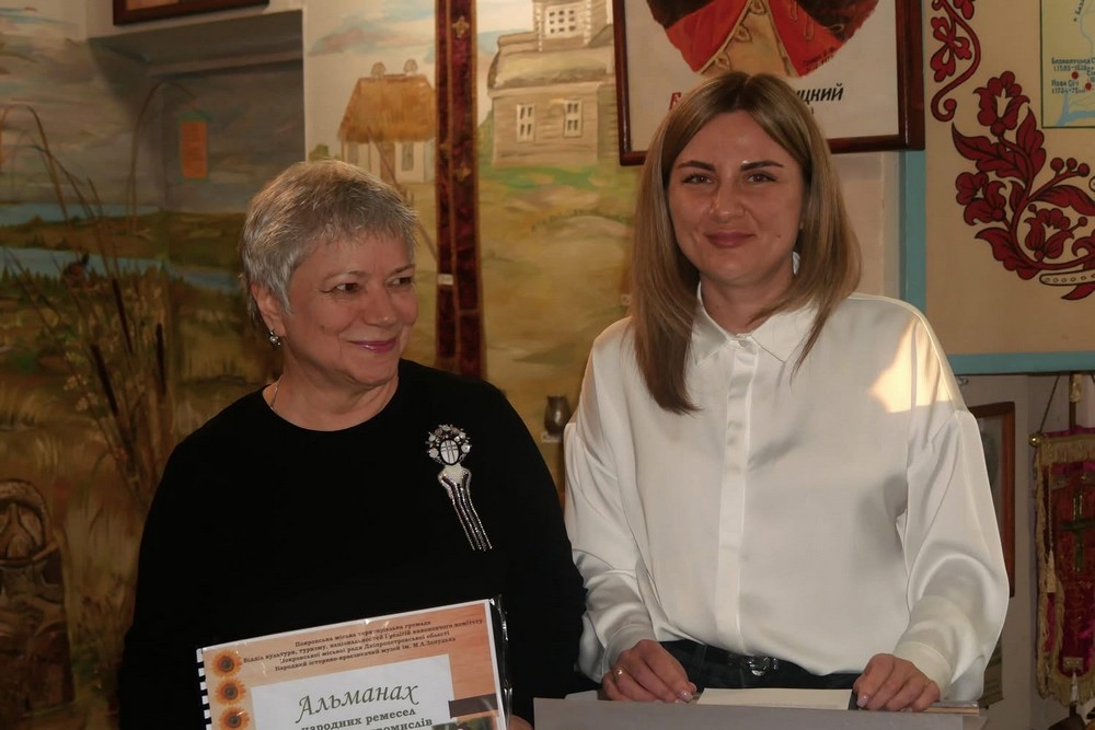 «Жіноча вітальня» у Покрові об’єднала театр, лялькарство та творчі історії