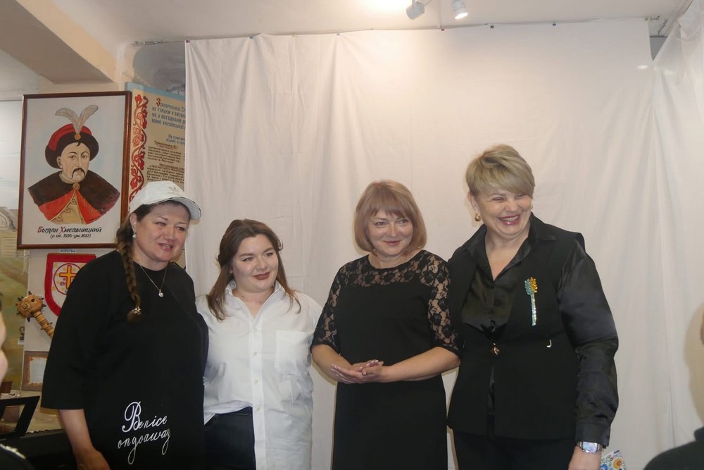 «Жіноча вітальня» у Покрові об’єднала театр, лялькарство та творчі історії