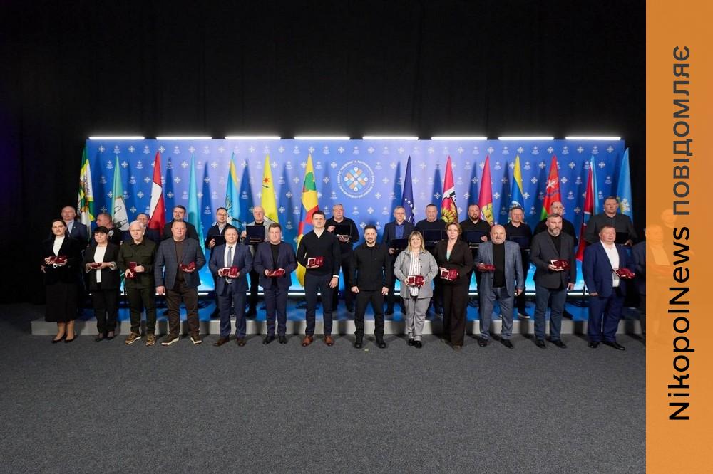 Відзнаку місто-Герой сьогодні вручив меру Марганця президент Зеленський 1 Ще одне місто на Нікопольщині отримало відзнаку