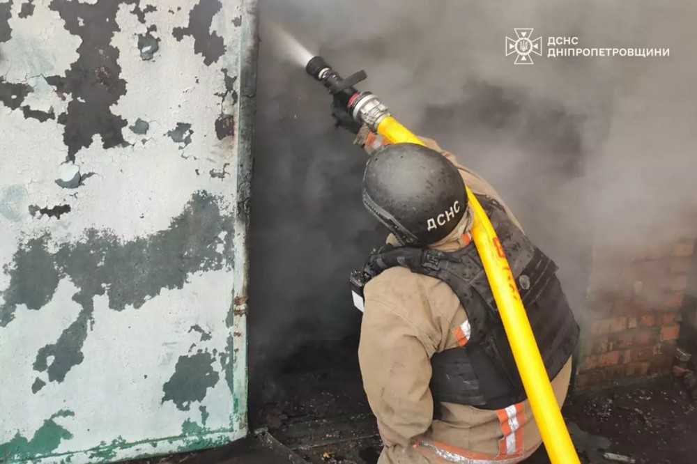 У Нікополі сьогодні палали гараж з автомобілем всередині та кімната у будинку
