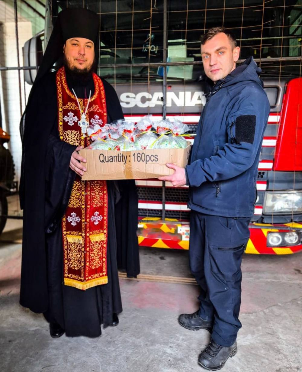 У Нікополі священники ПЦУ освятили паски для незламних рятувальників