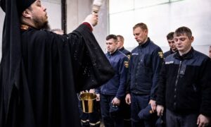  У Нікополі священники ПЦУ освятили паски для незламних рятувальників 2