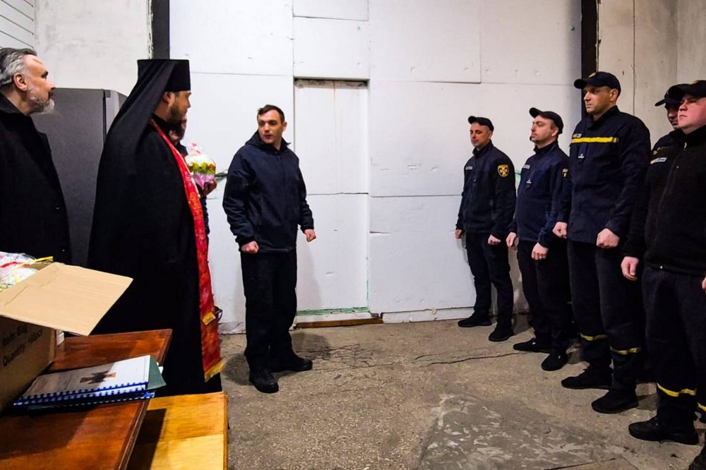  У Нікополі священники ПЦУ освятили паски для незламних рятувальників 6