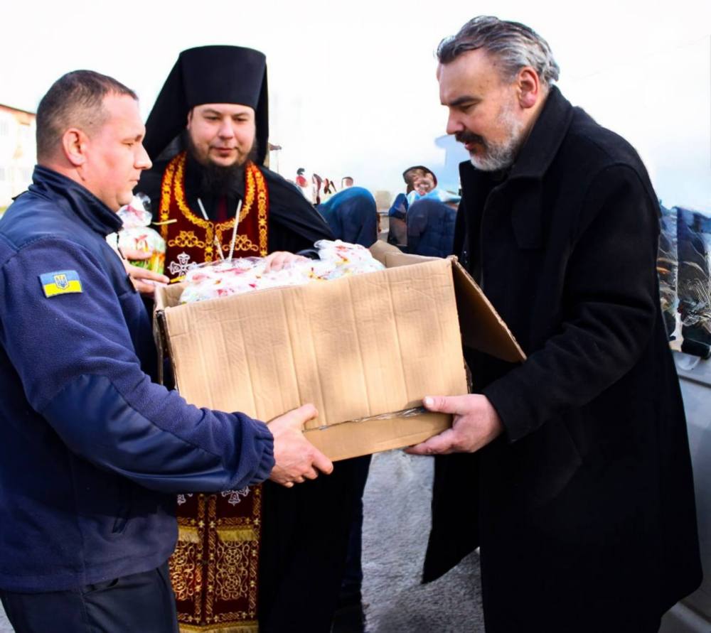  У Нікополі священники ПЦУ освятили паски для незламних рятувальників 7