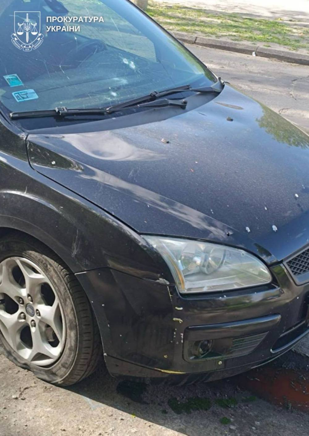 Ворожий дрон влучив поряд з автівкою та поранив людей на Нікопольщині