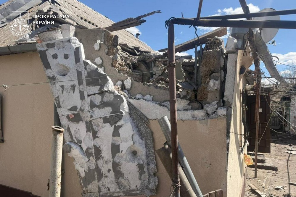 Ворожий дрон влучив поряд з автівкою та поранив людей на Нікопольщині 3