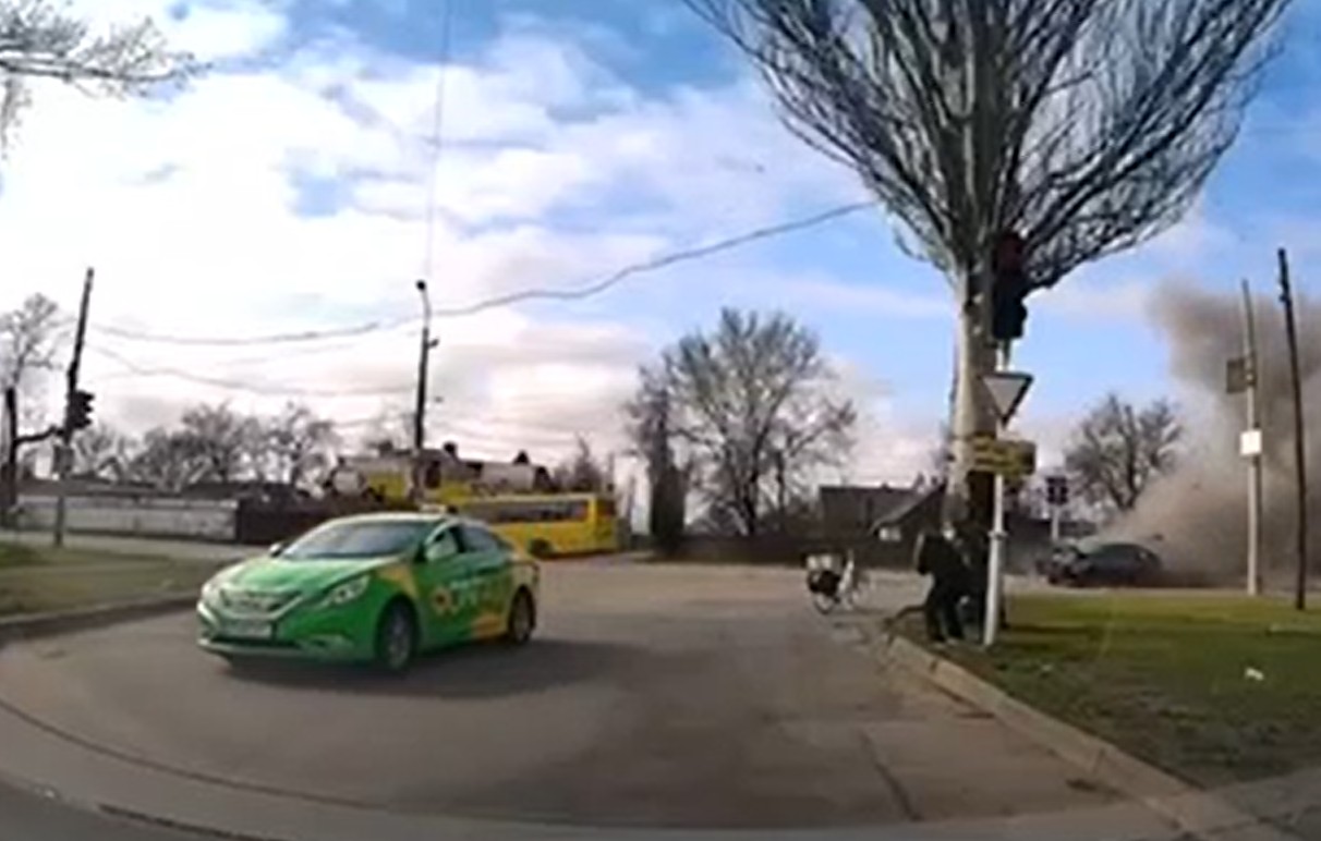Відео удару по авто у Нікополі і перших хвилин після нього