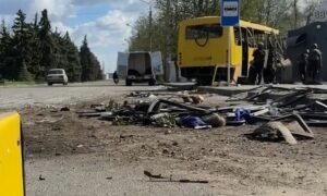 «Дрон гнався за маршруткою, а люди сиділи ніби зачаровані»: очевидці про смертельний удар по автобусу у Нікополі (відео)